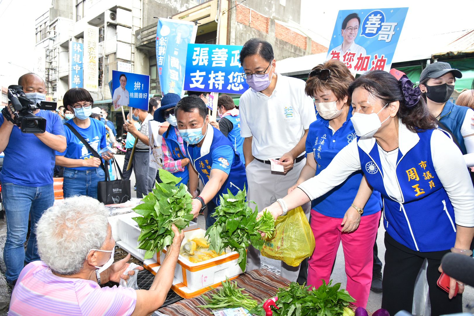 桃園市長參選人張善政深耕行腳 與楊梅在地鄉親互動