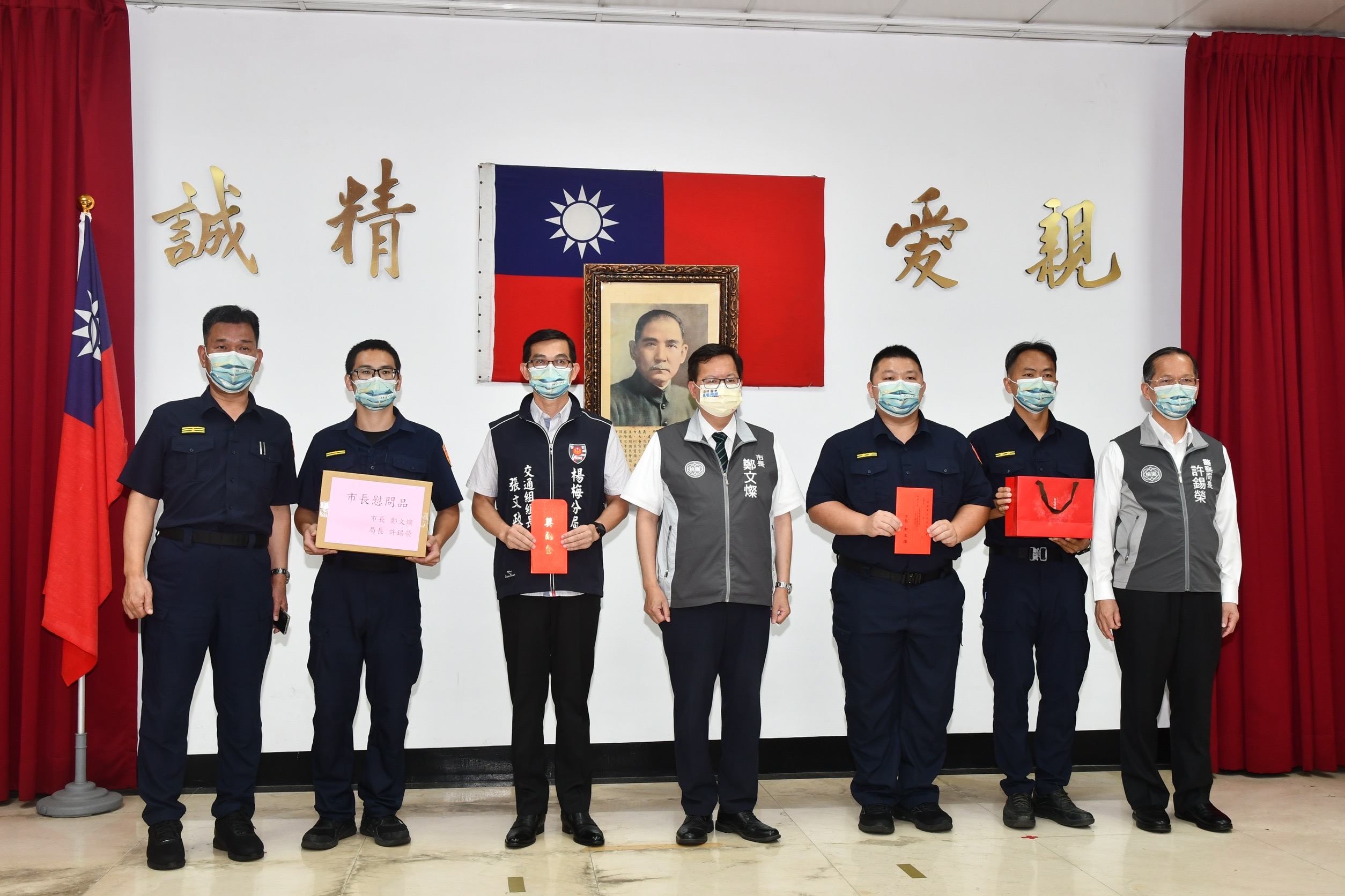 桃園市長鄭文燦慰問警察同仁 頒發破案慰問金