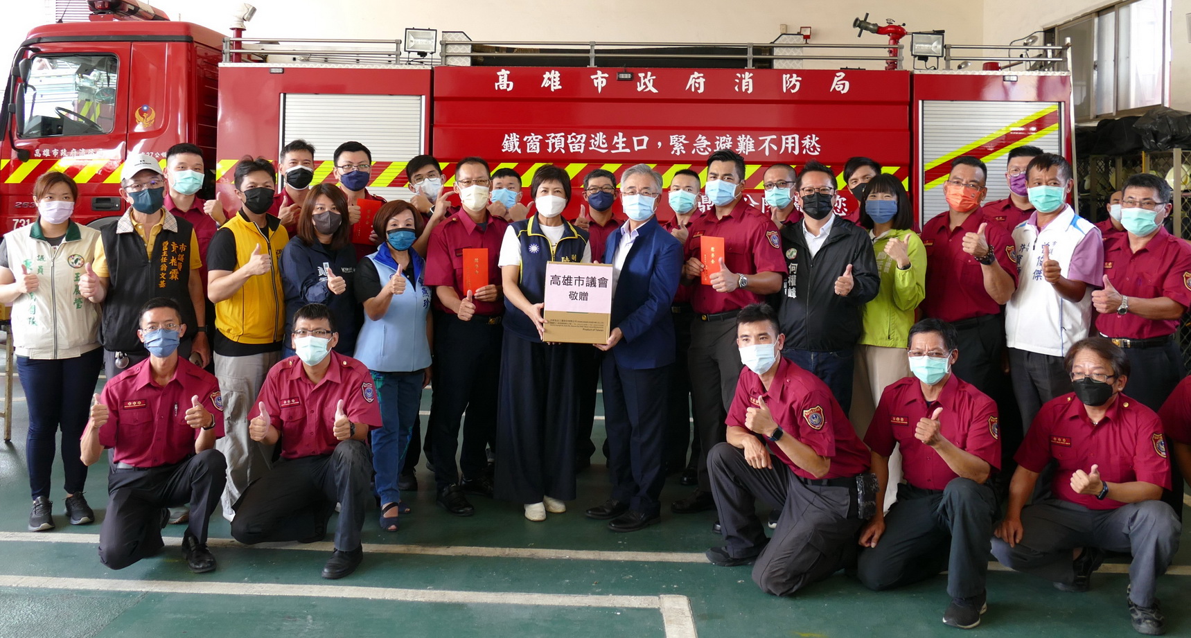 高雄市議長曾麗燕與副議長陸淑美提前為打火兄弟慶中秋