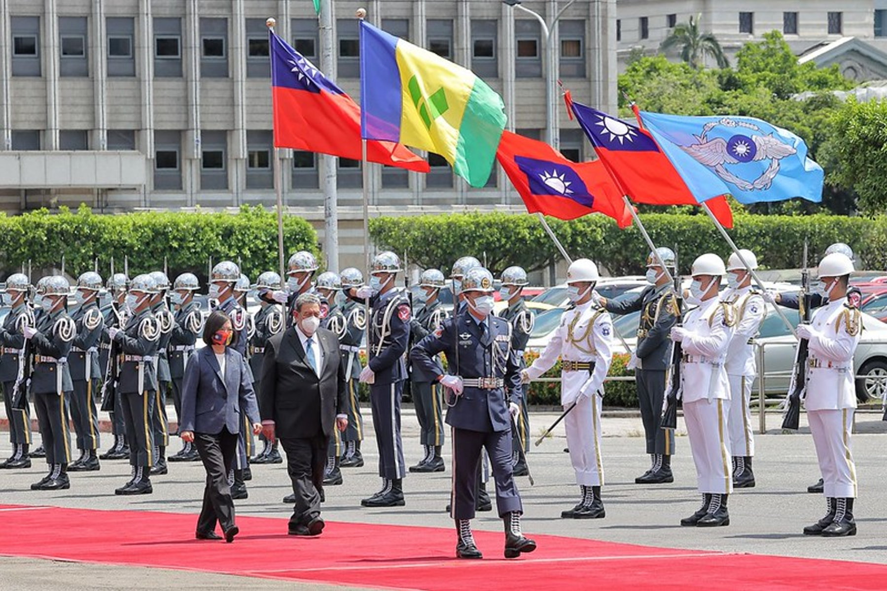 蔡總統軍禮歡迎 聖文森總理訪台：不支持大國恫嚇小國