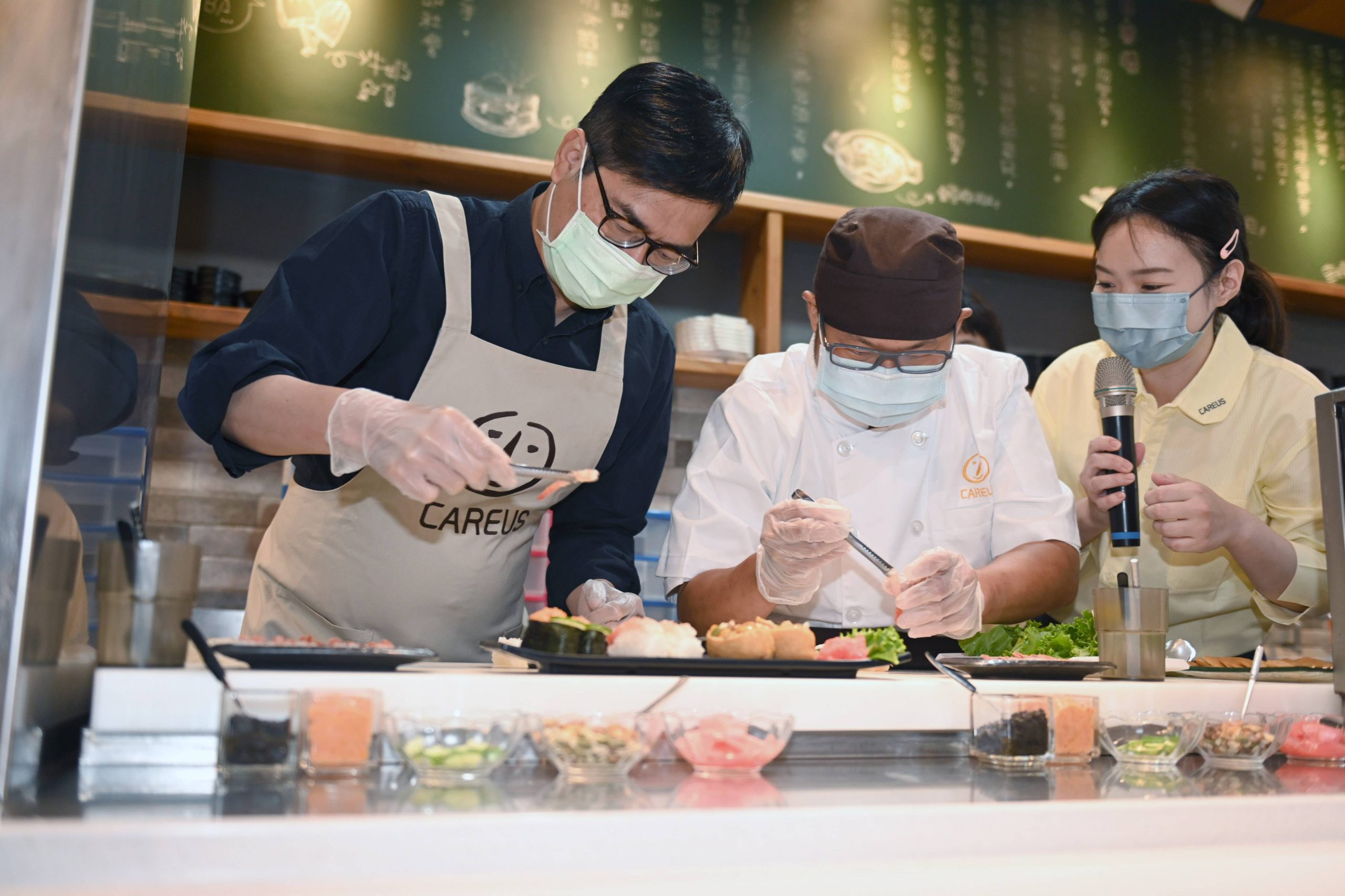 市長陳其邁現身喜憨兒創作料理店 親自推銷庇護商品