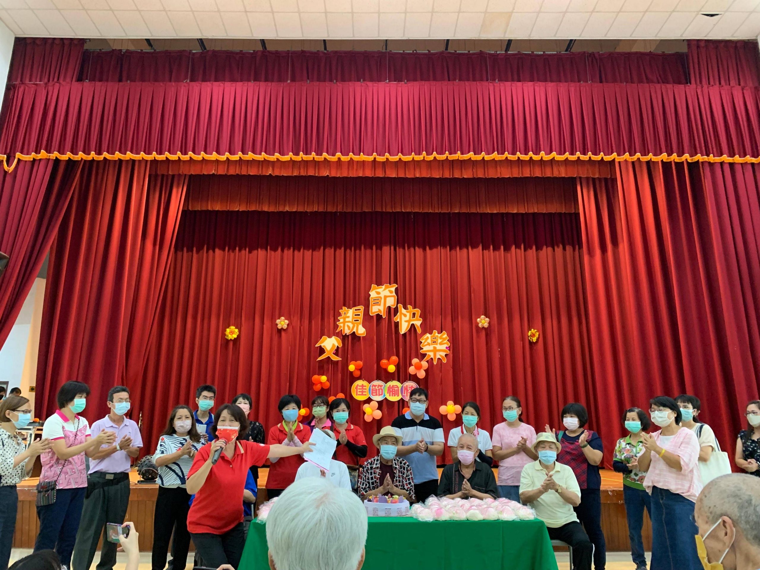 高雄市仁愛之家辦夏威夷風的迎賓草裙舞秀 長輩樂爆