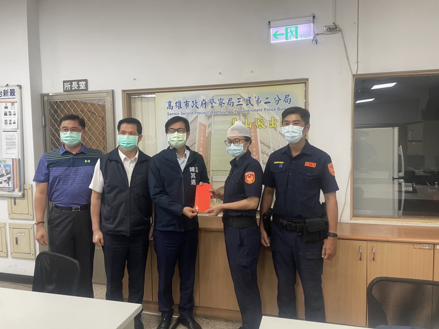 高雄市鼎山派出所警員盤查犯嫌遭撞傷頭部流血