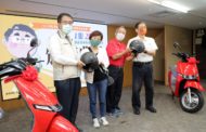 台南菜市好禮三重奏成功促買氣 黃偉哲頒頭獎幸運兒電動車及簽名安全帽