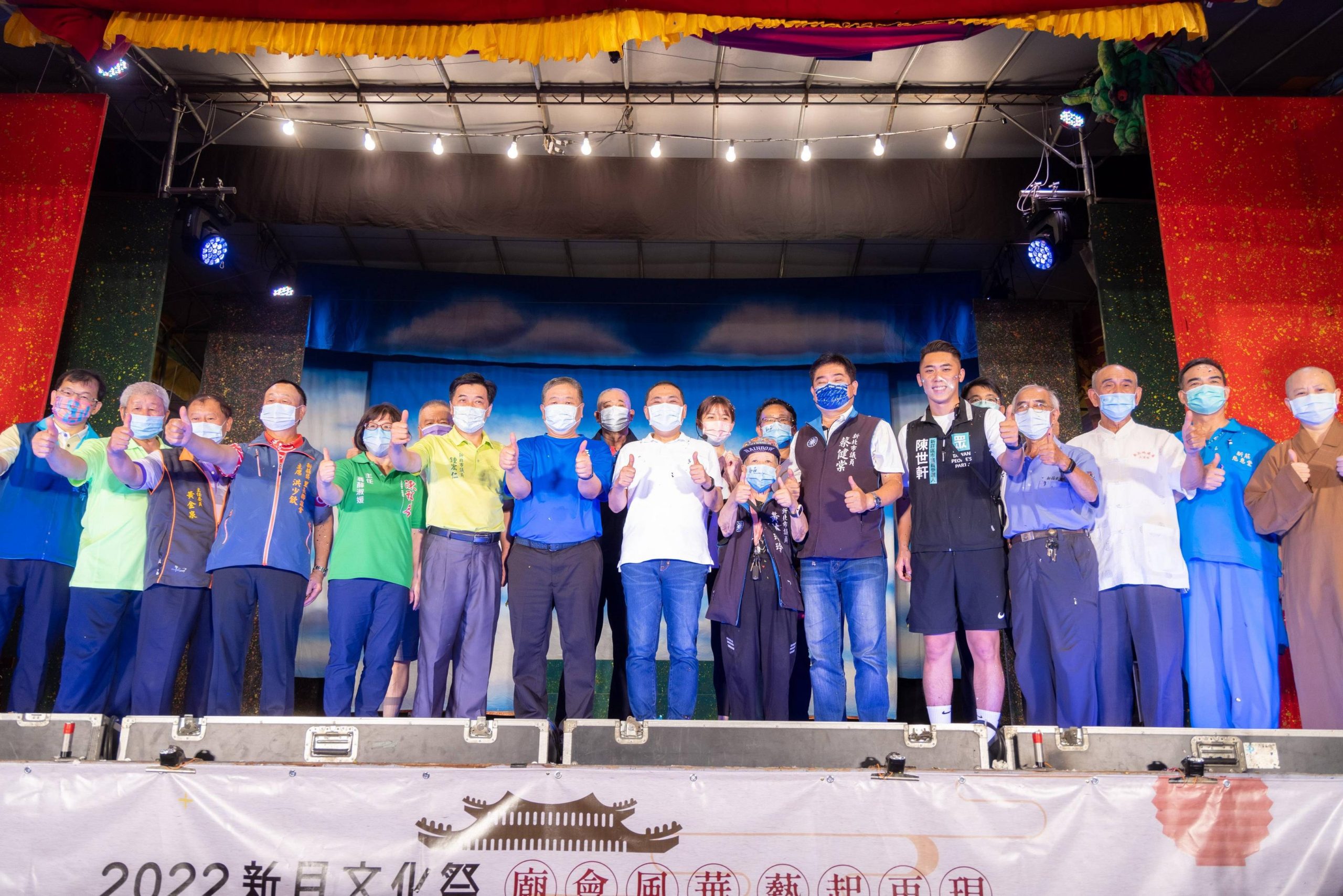 新北新莊新月廣場化身廟埕 市長侯友宜現身與民同樂