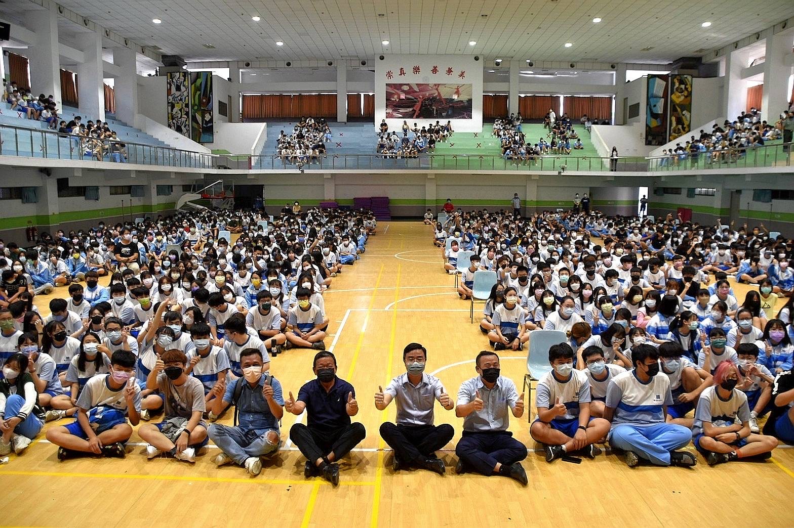 行政院南服中心「勞權扎根校園列車」向學生宣導求職防詐及勞動權益