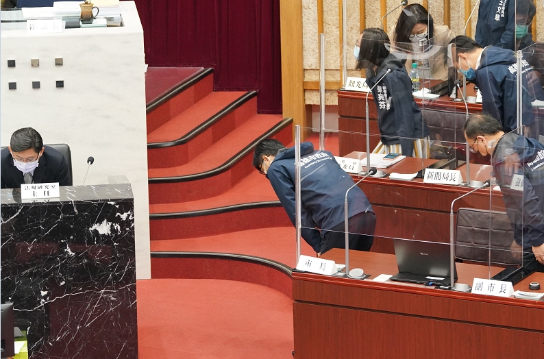 高雄市議會定期大會閉幕 市長陳其邁率市府團隊向議會鞠躬致敬
