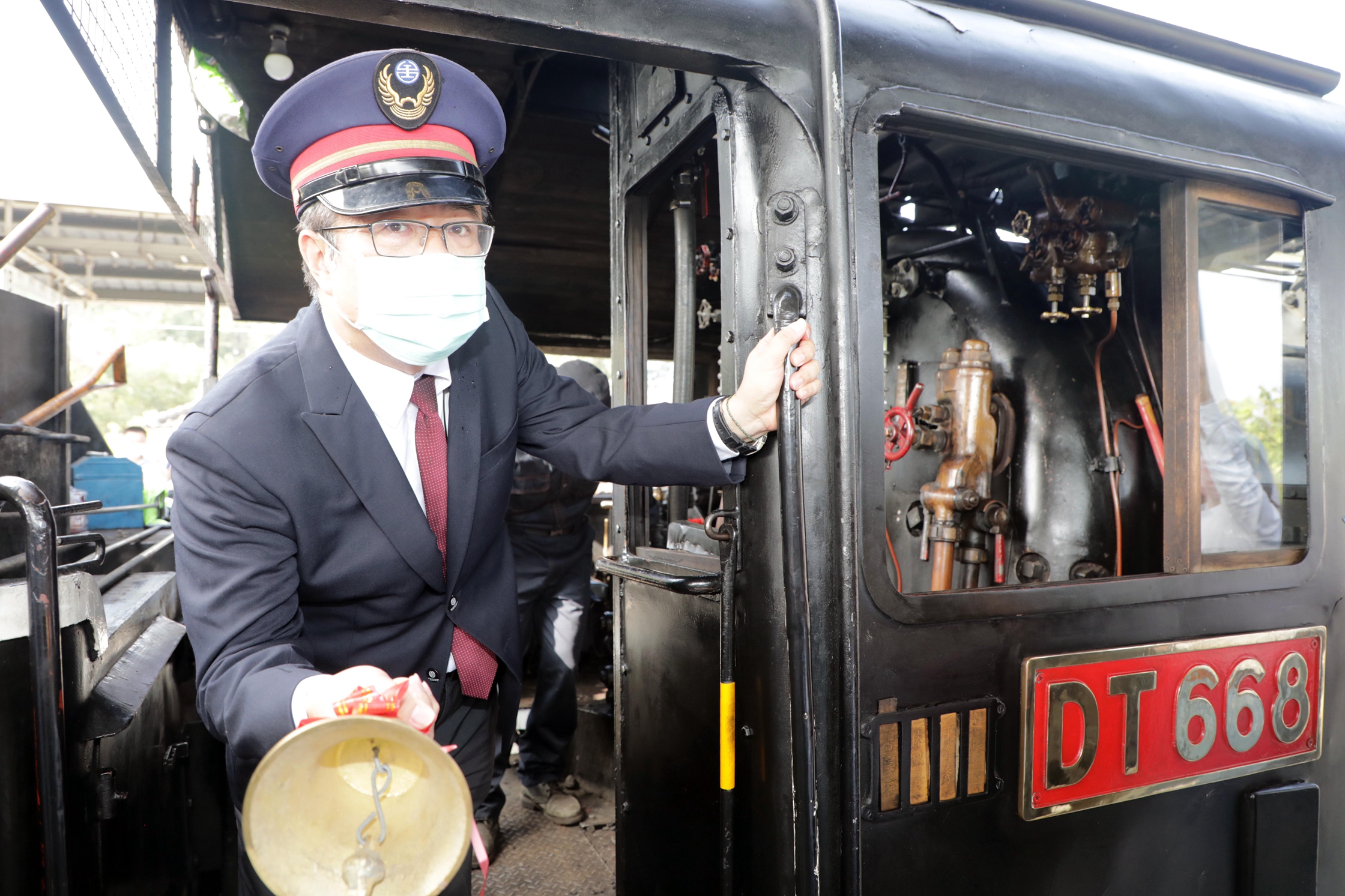 台鐵DT668國王號台南遊 市長黃偉哲化身帥氣站長迎接鐵道迷