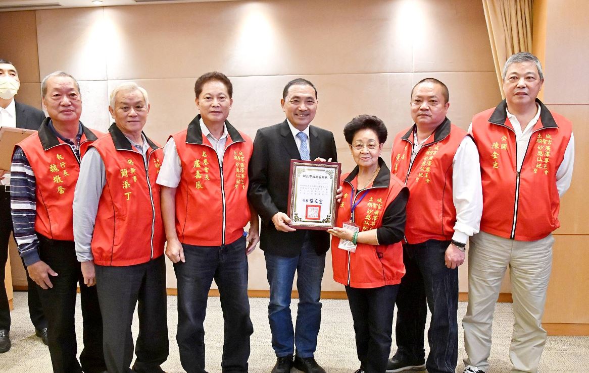 民間捐贈救護車、防疫物資 新北市侯友宜頒感謝狀