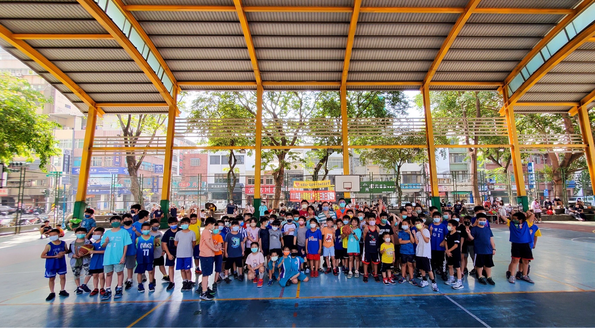 長年關心孩子教育 十方盃籃球賽百位熱血選手飆汗尬球技