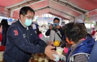 台南市長黃偉哲攜手民間團體寒冬送暖 送熱食關懷街友
