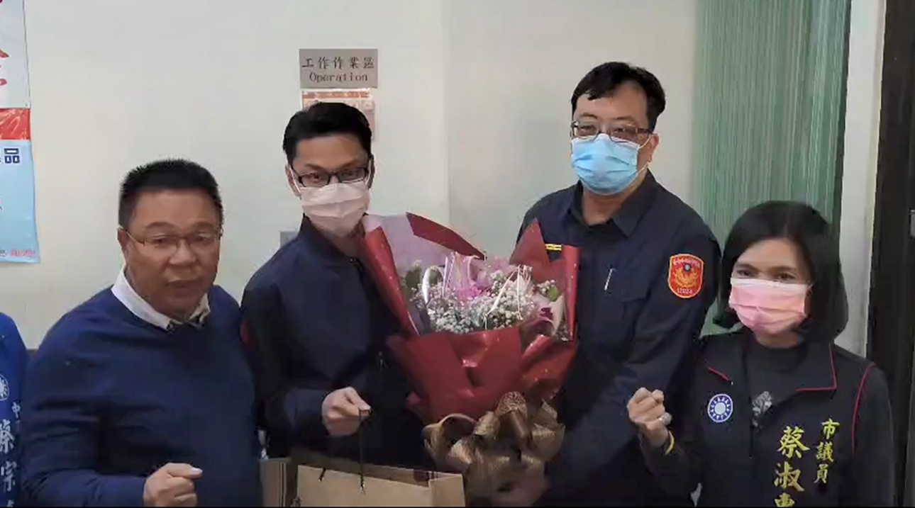 議長候選人警所咆哮 台南藍軍獻花幫基層員警加油打氣