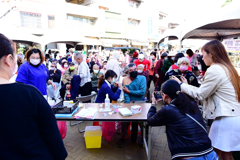 屏縣催打疫苗 巡迴車走透透 新冠、流感疫苗雙針齊下