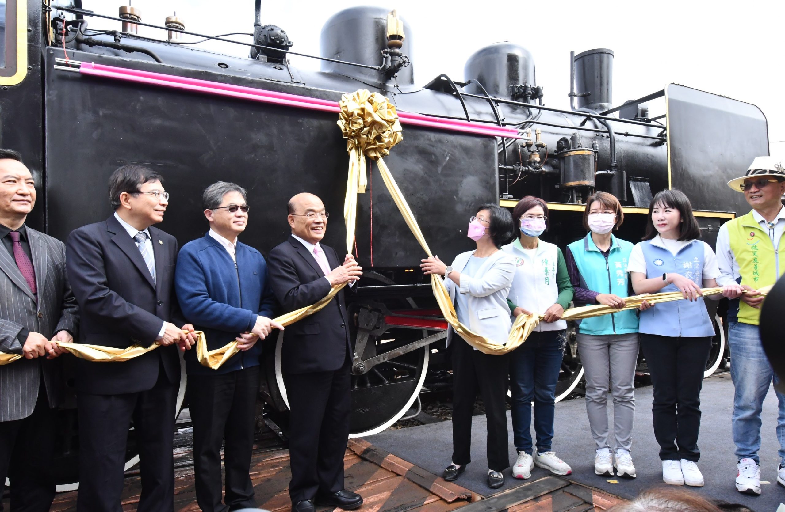 彰化扇形車庫慶百年 十四代列車同堂鐵道迷飽眼福