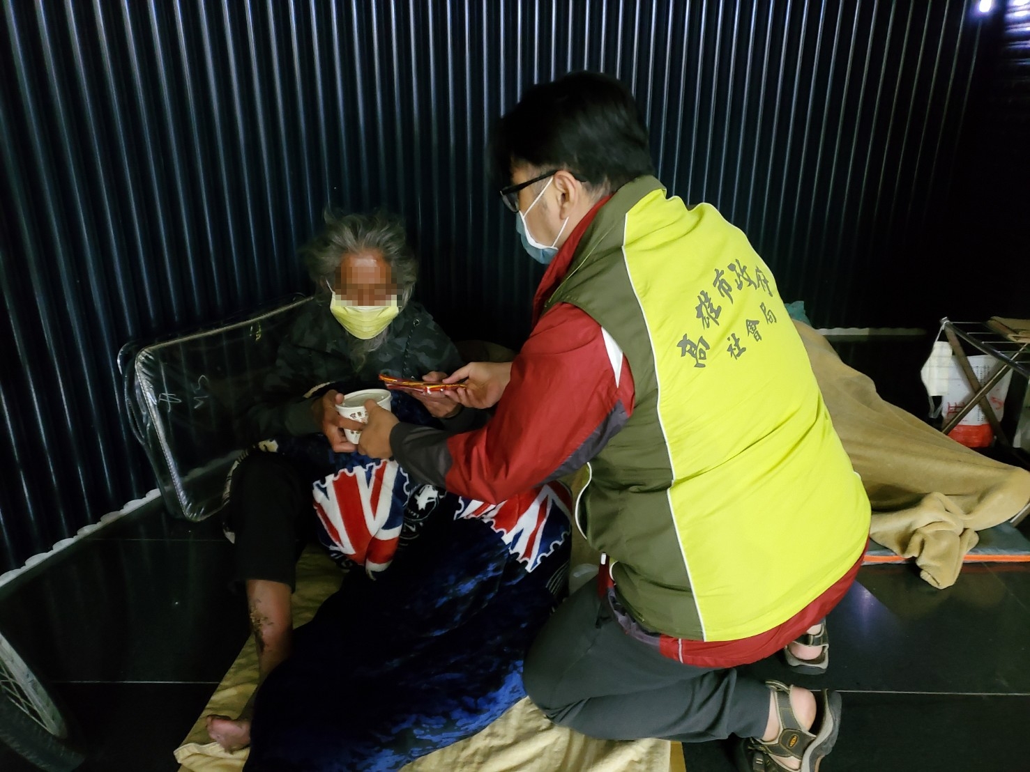 氣溫驟降 高雄市政府社會局提前啟動街友低溫關懷機制