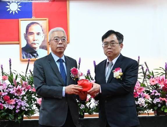 中油公司總經理方振仁為煉製事業部執行長許晋榮布達