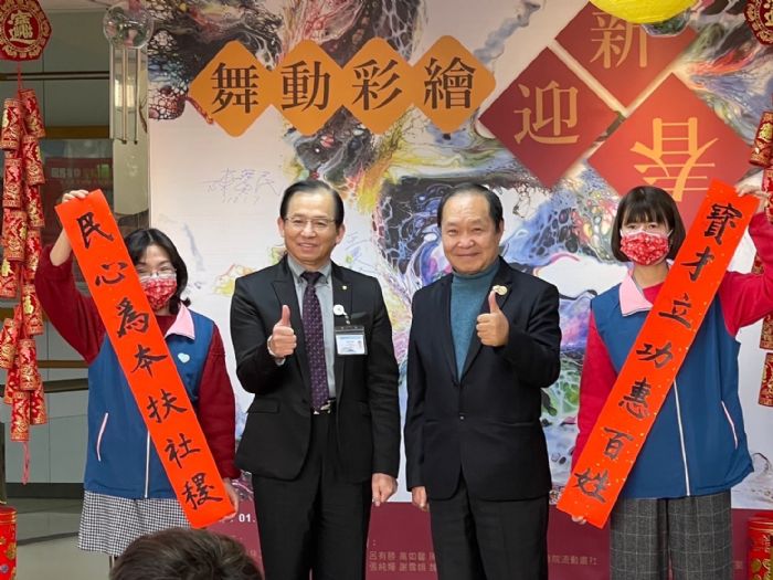 桃園市社會局長陳寶民與流動畫展 相遇在桃園醫療院