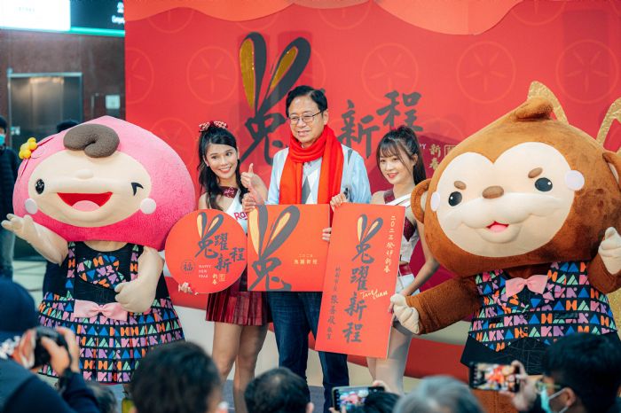 桃園市府發表兔年春聯「兔躍新程」 市長張善政揮毫祝福