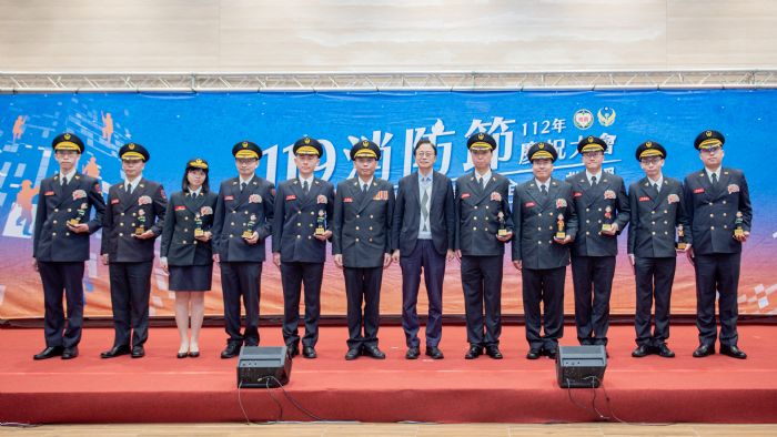 119消防節表揚52位績優消防人員 張善政獲救市民慶「重生」