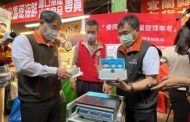 高雄市消保官到三鳳中街查核食品 均符合規定