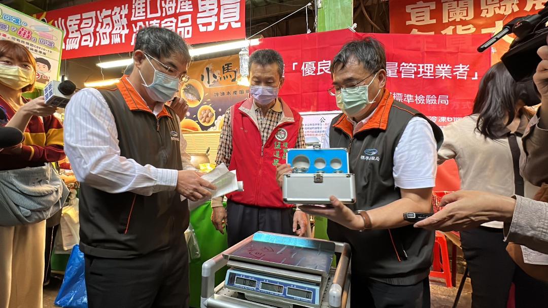 高雄市消保官到三鳳中街查核食品 均符合規定