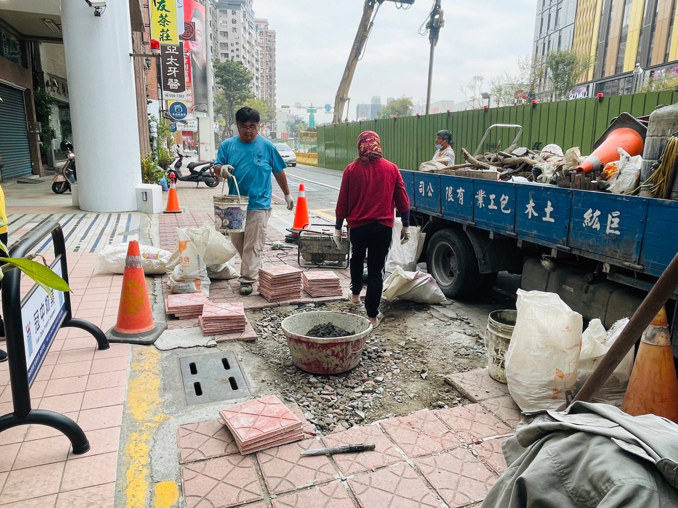 高雄輕軌大順路及美術館路段沿線人行道 進行翻新改善