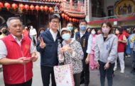 行程滿檔 陳其邁廟宇參香 各商圈發放兔年小紅包