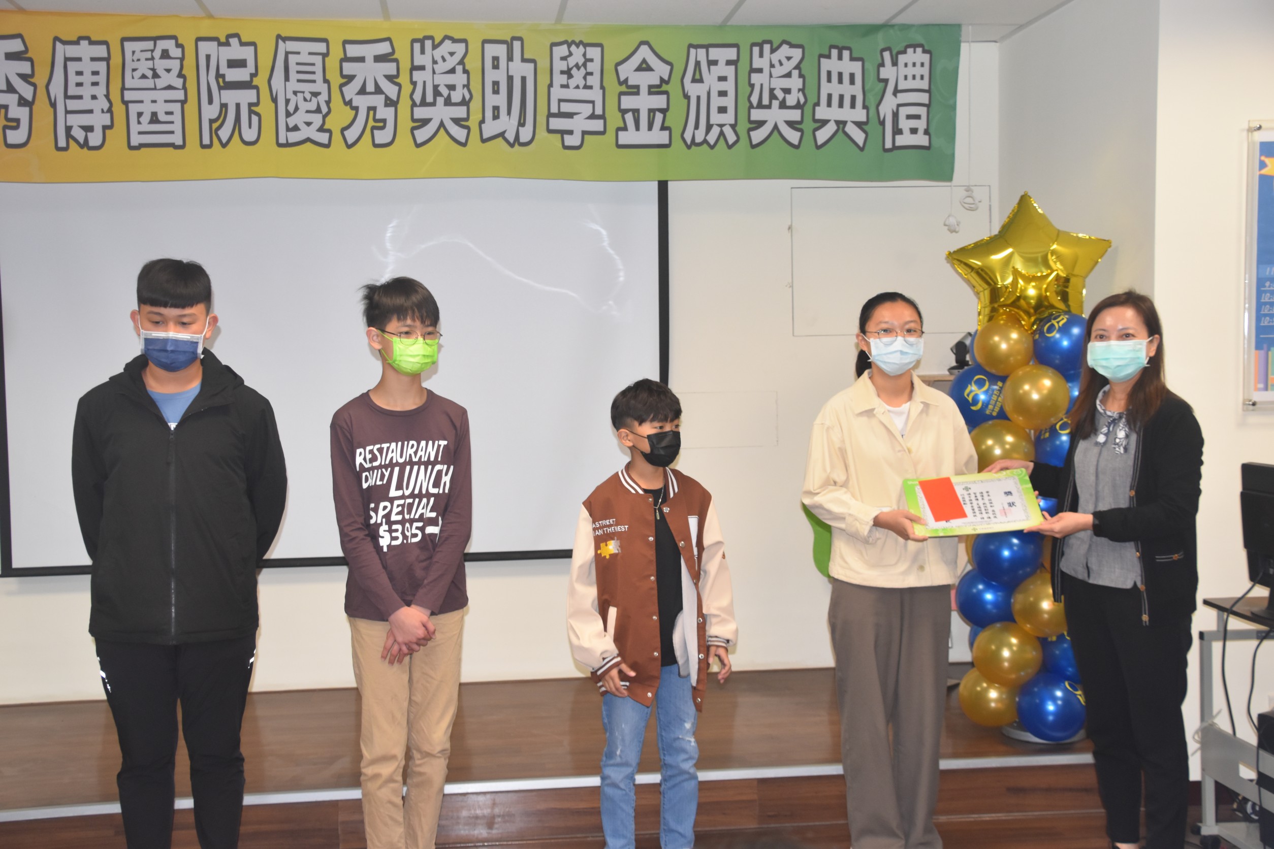 高雄市岡山秀傳醫院頒發第四屆優秀學生獎學金 場面熱鬧