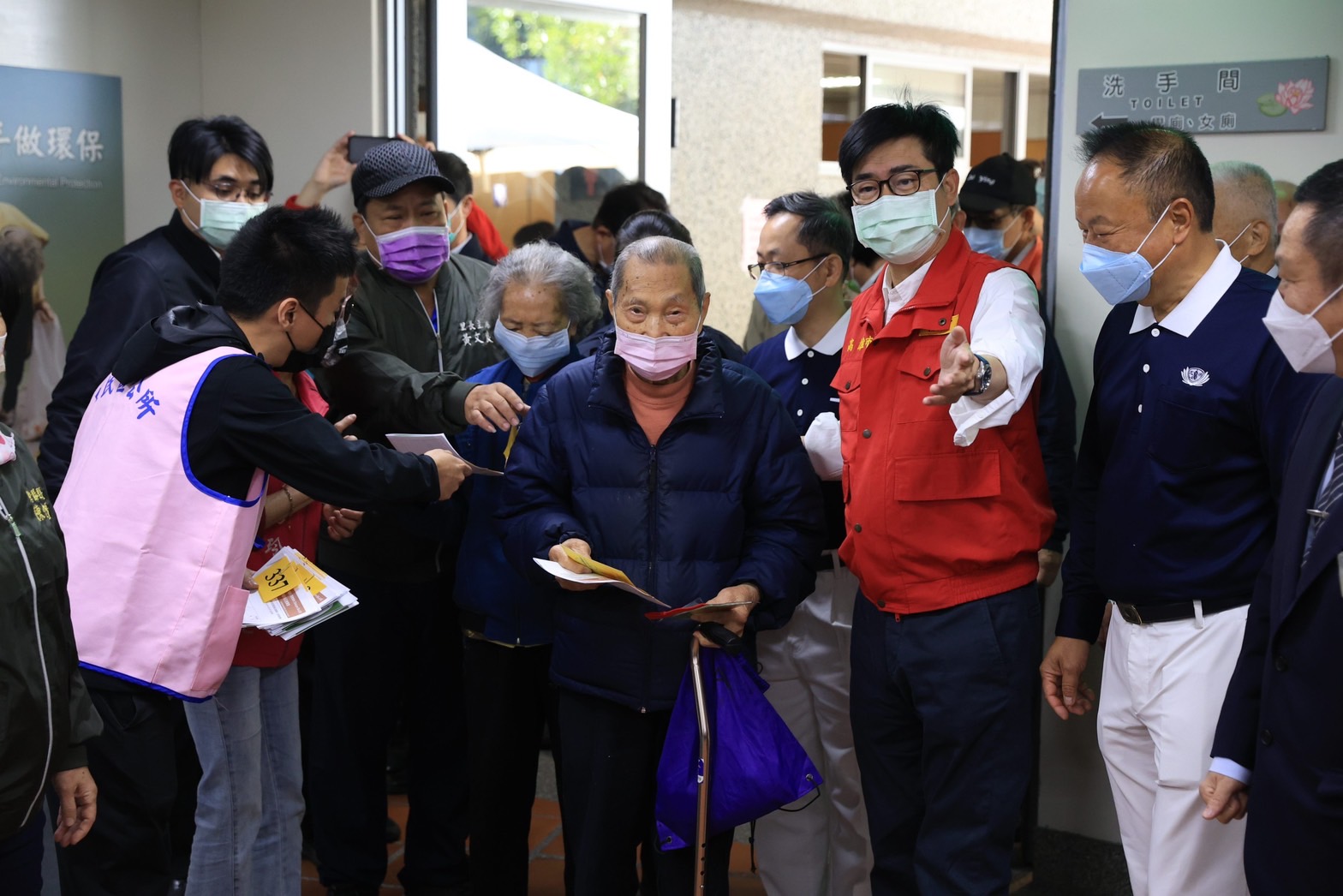 高市啟動次世代疫苗發單接種　市長陳其邁視察長輩接種情形