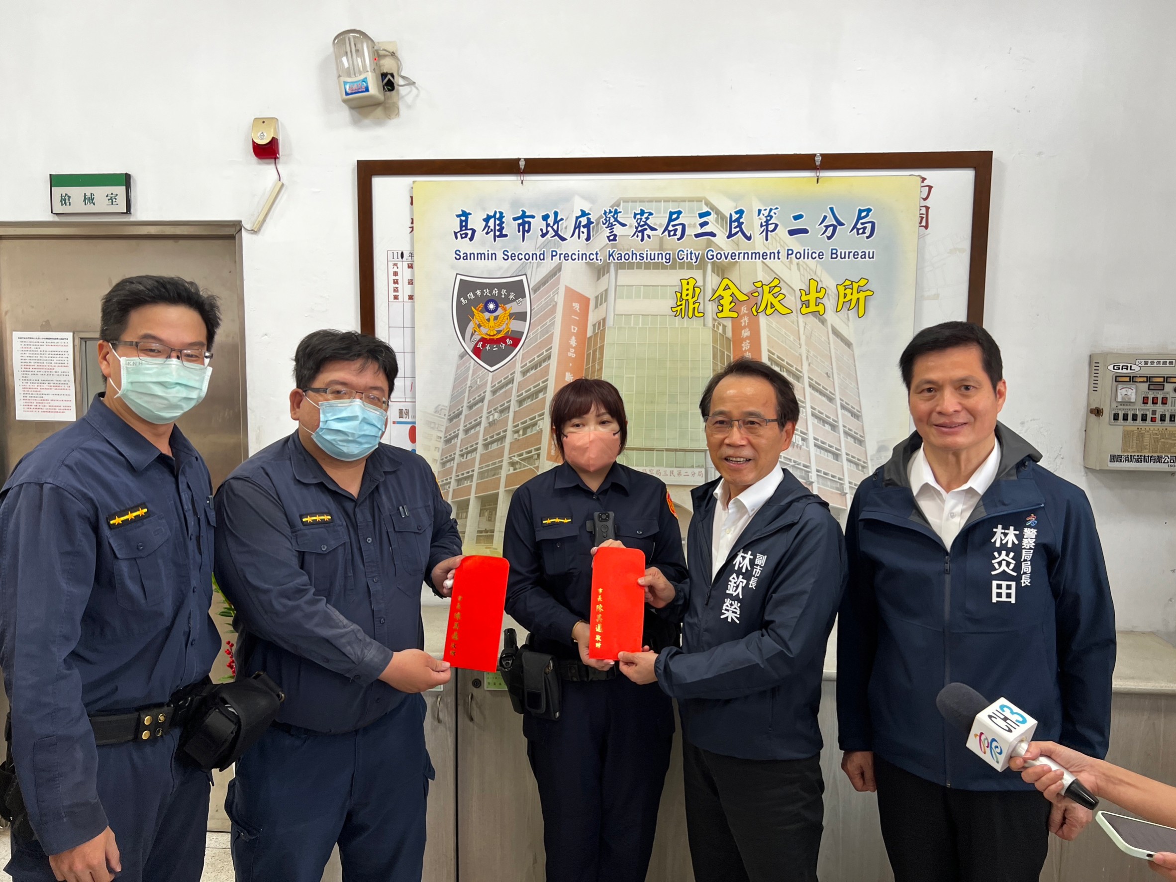 通緝犯拒檢駕車衝撞員警 高市三民二警強勢執法查獲槍毒
