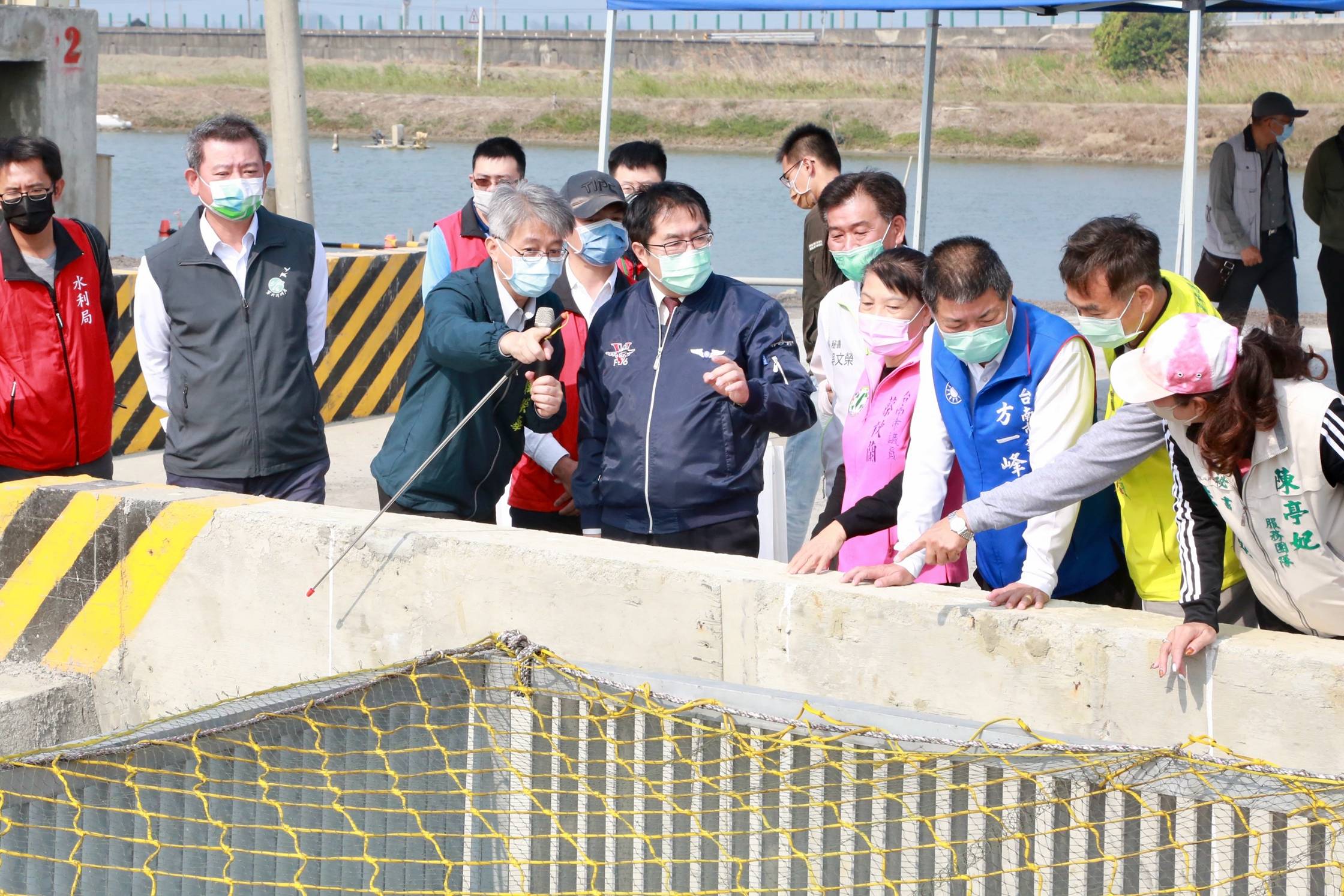 黃偉哲視察北門三慈社區抽水站 了解排水應急改善工程