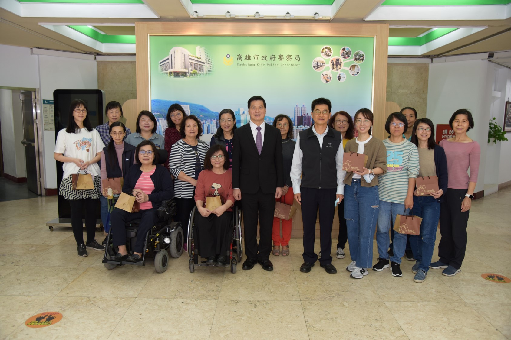 歡慶婦女節 高雄市警局長林炎田親送餅乾向二百多位女性同仁致意