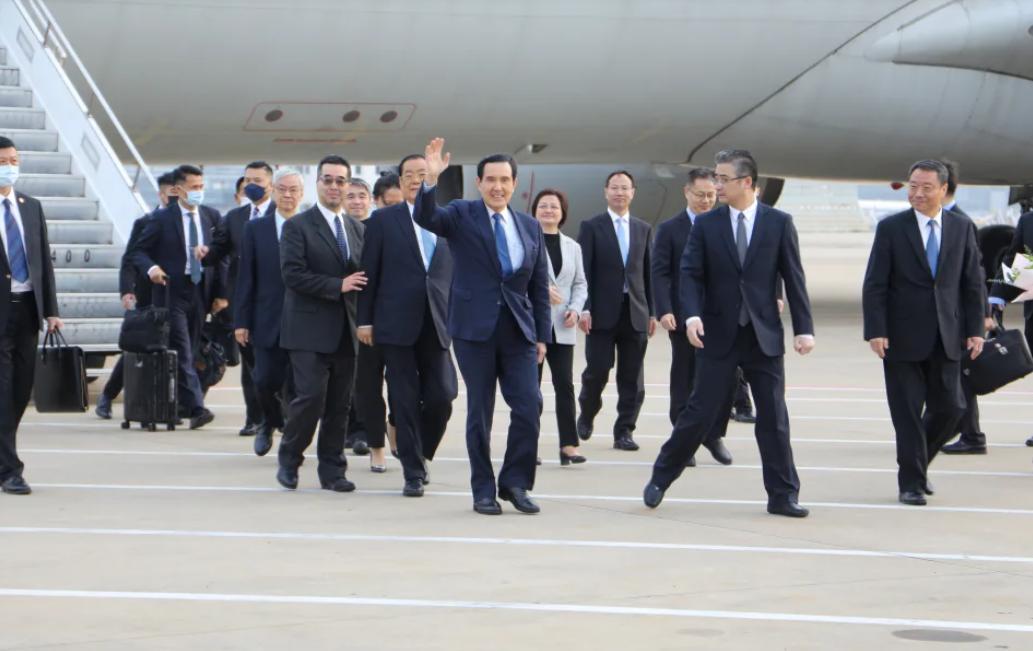 歷史性一刻 前總統馬英九抵上海浦東機場 國台辦官員接機