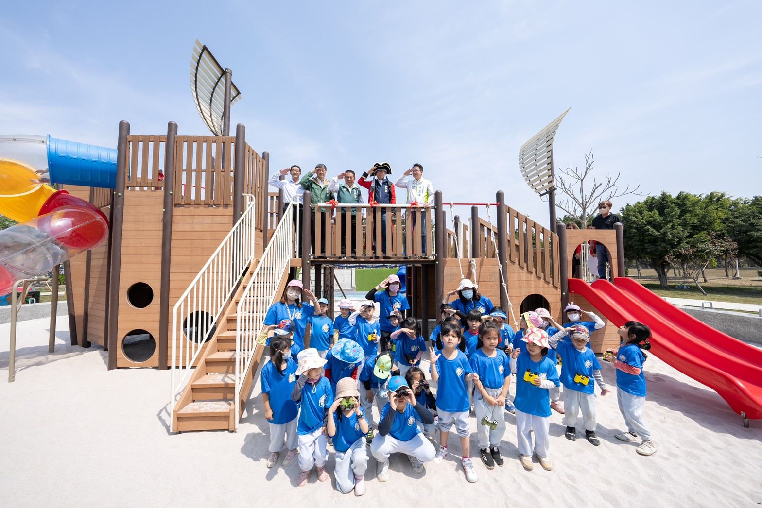 茄萣特色遊戲場啟用 陳其邁化身船長與大小朋友同樂