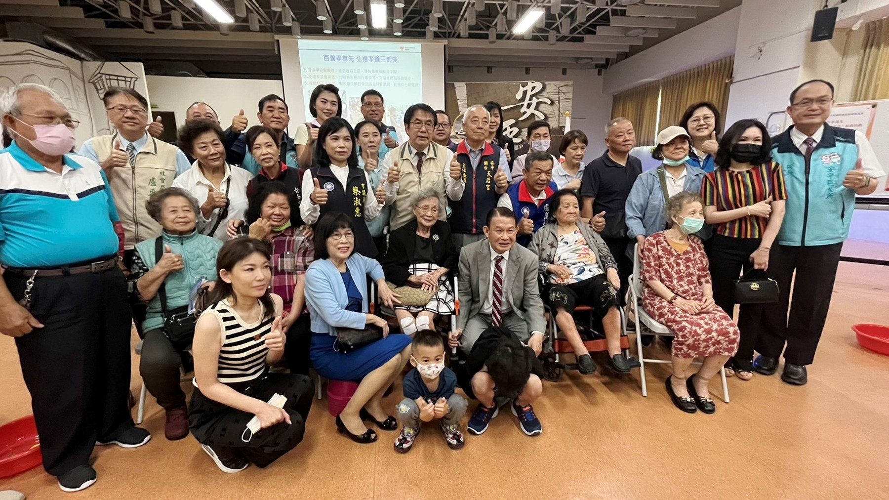 台南市112年度模範母親揭曉 市長黃偉哲為長輩沐足奉茶