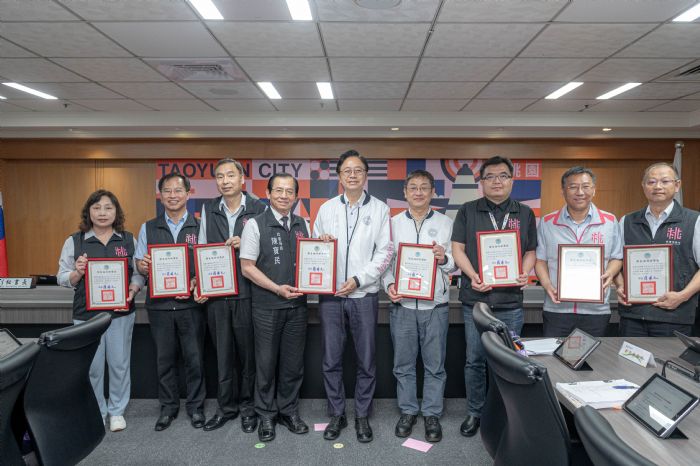 桃園市長張善政表揚兒少教育發展帳戶評核績優區公所