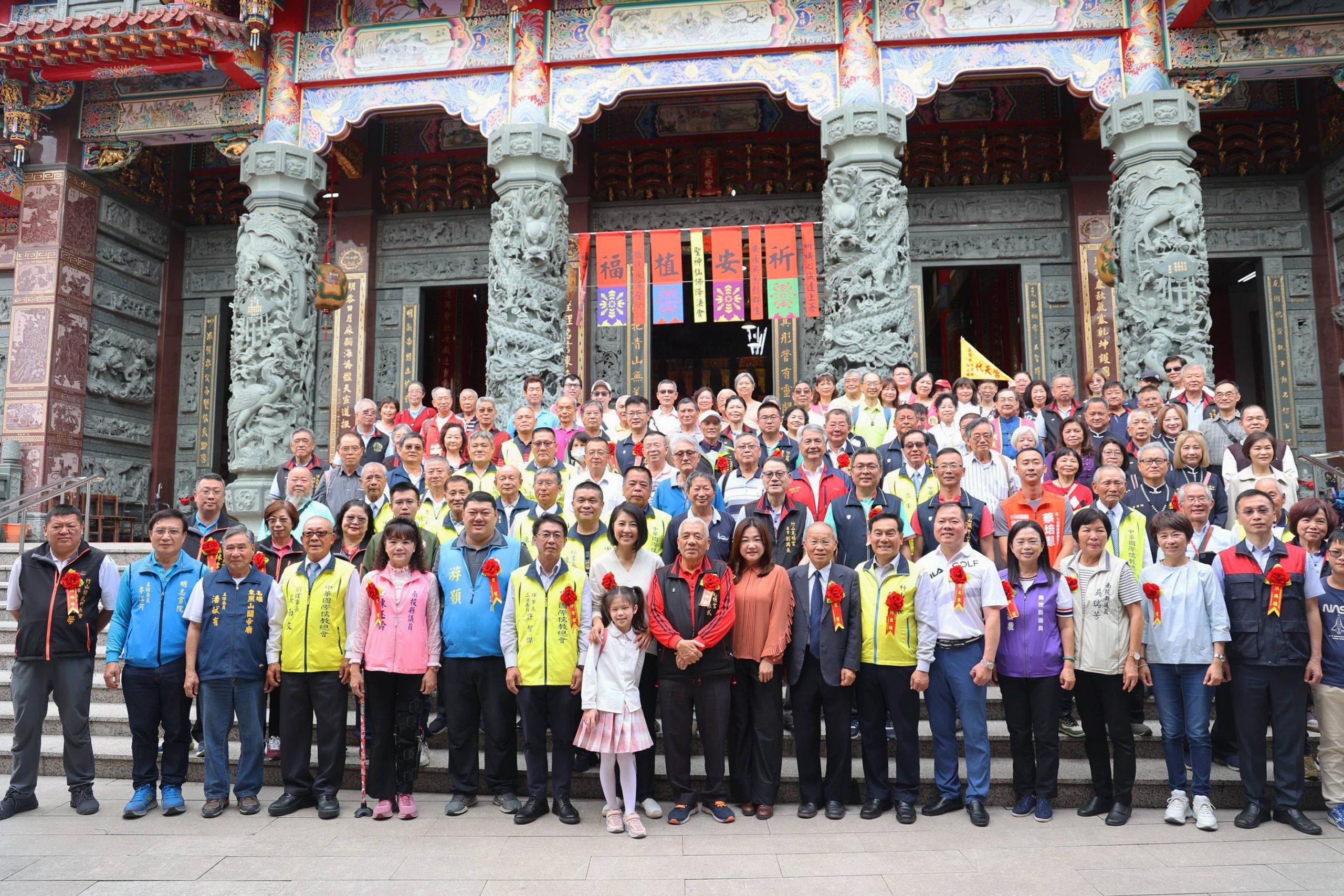 竹山克明宮清明法會圓滿 許淑華與民眾品嚐竹筍餐