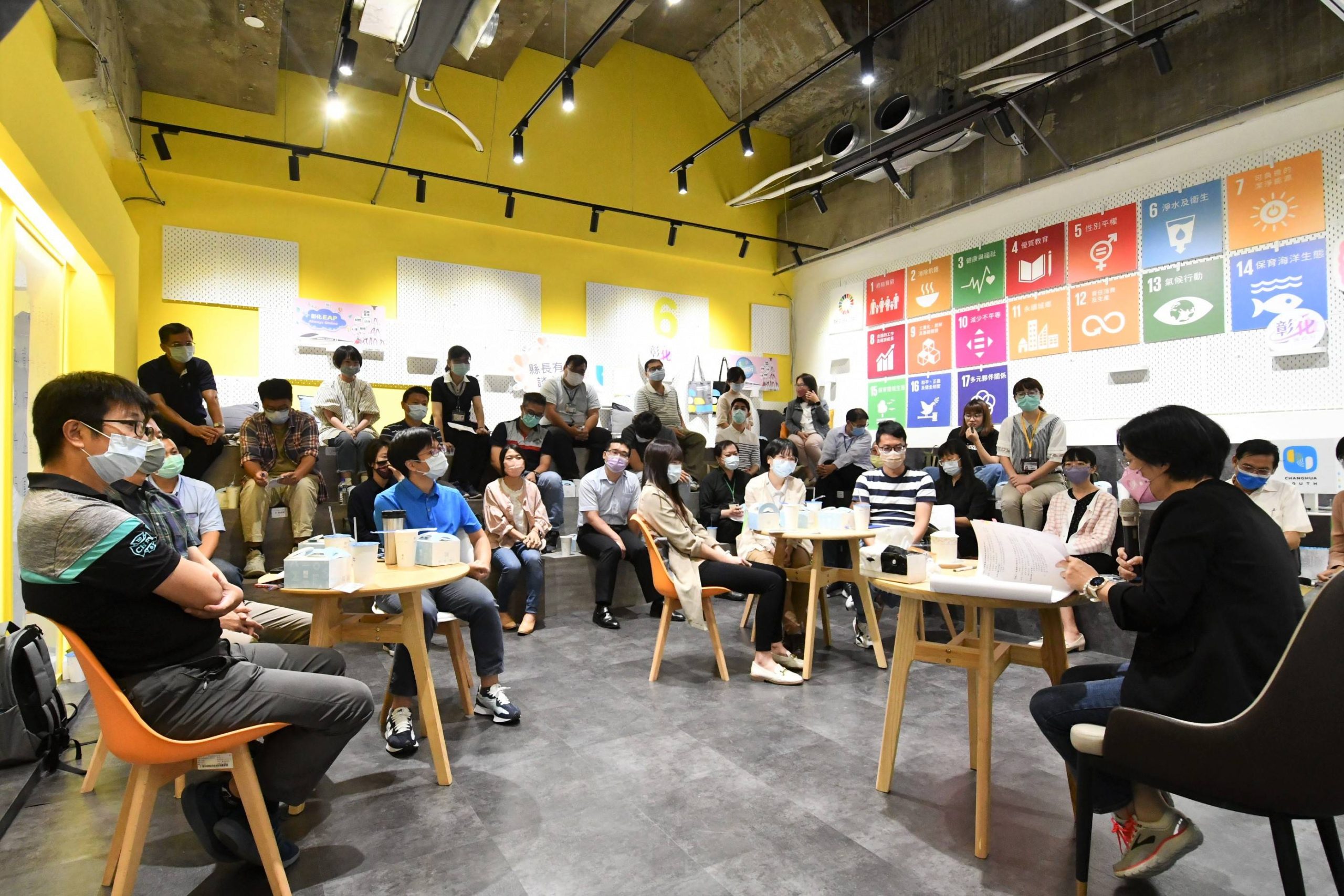 「縣長有約談心室」王惠美與員工面對面溝通