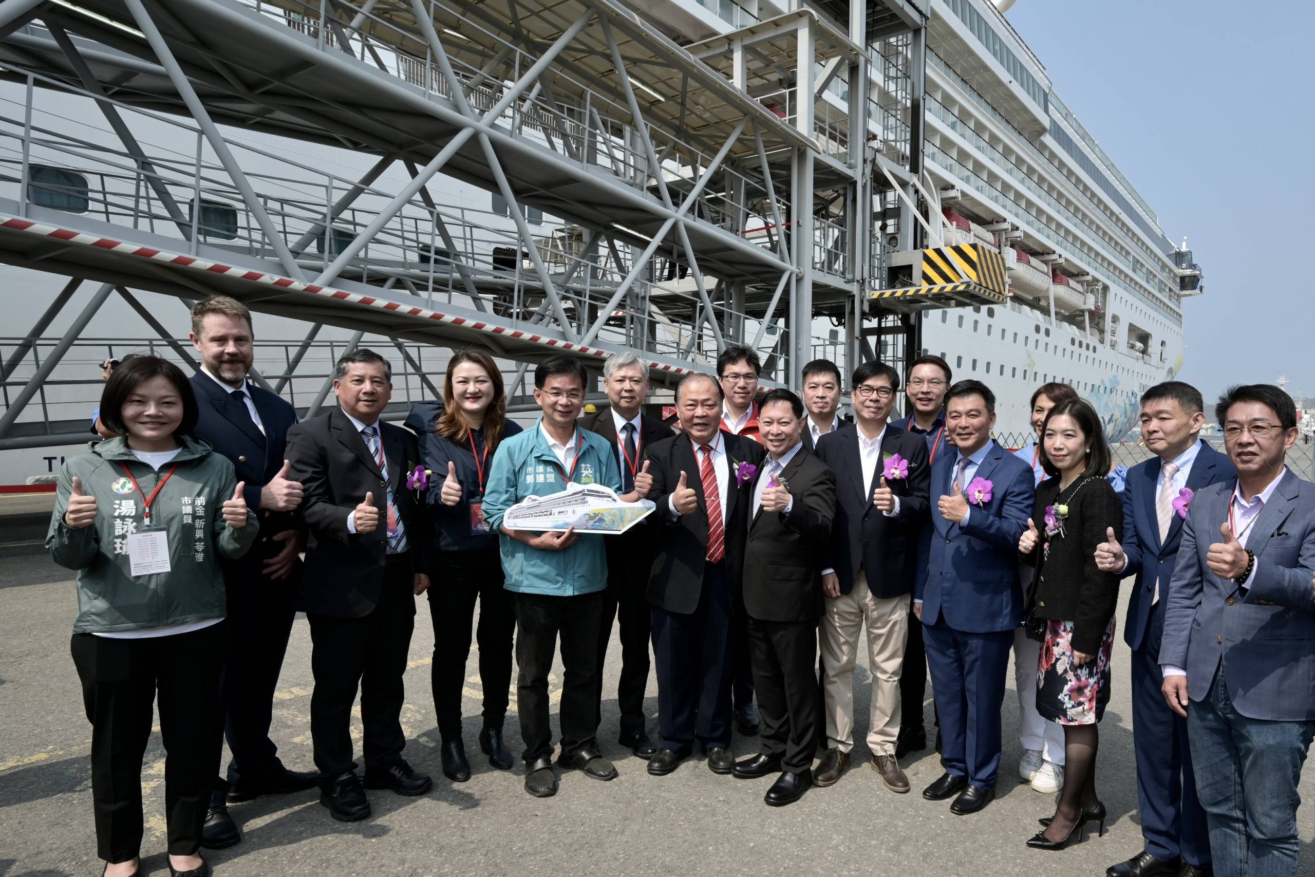 名勝世界壹號郵輪高雄首航 陳其邁歡迎各國旅客