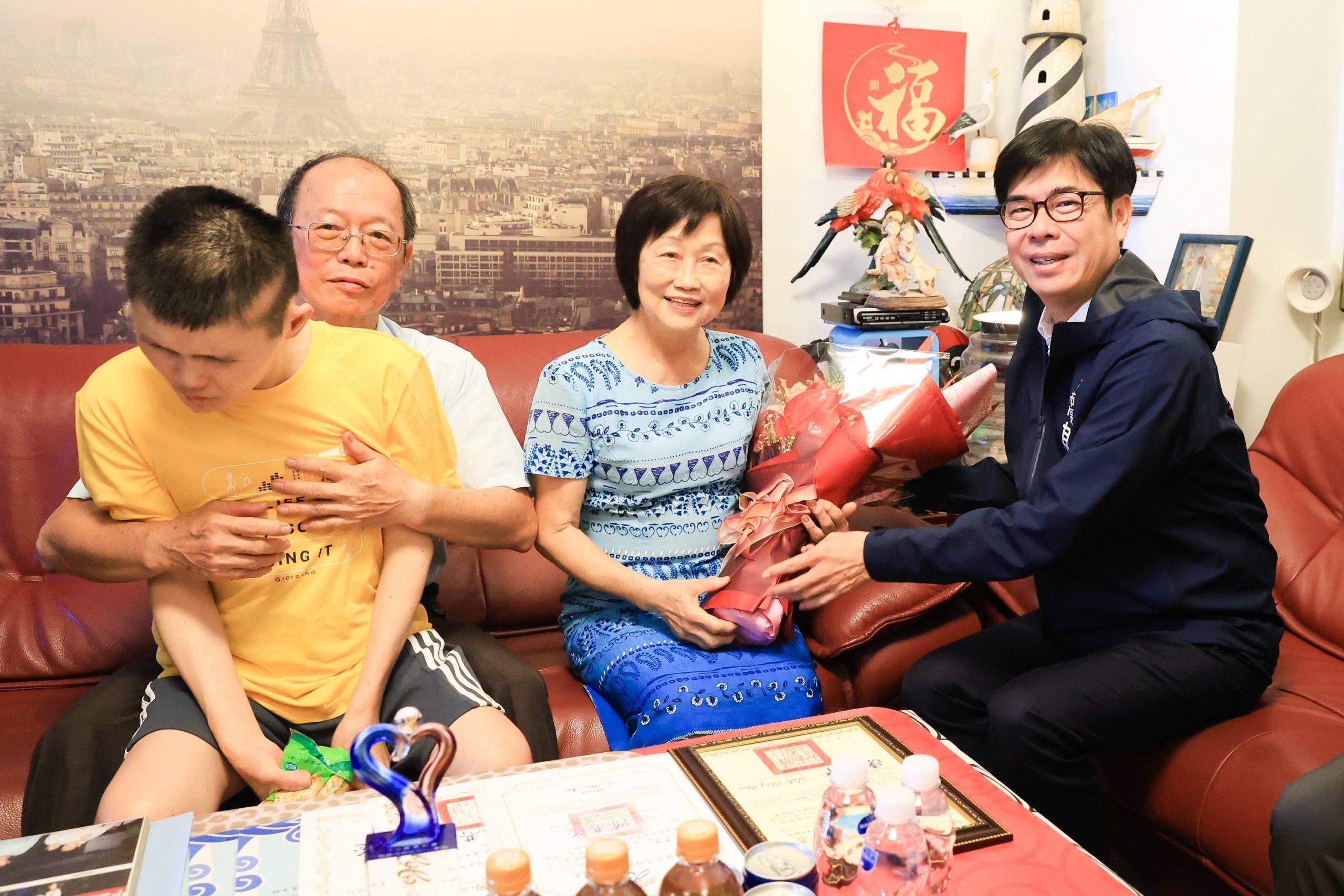 陳其邁親訪「給力媽媽」獎得主晏江秀英 感佩其堅毅母愛