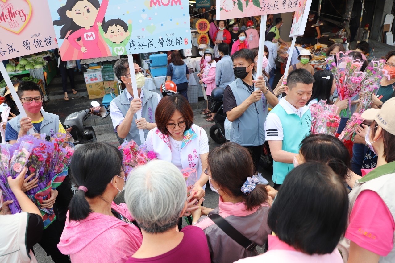 高市議長康裕成、副議長曾俊傑陽明市場贈送康乃馨 祝母親節快樂