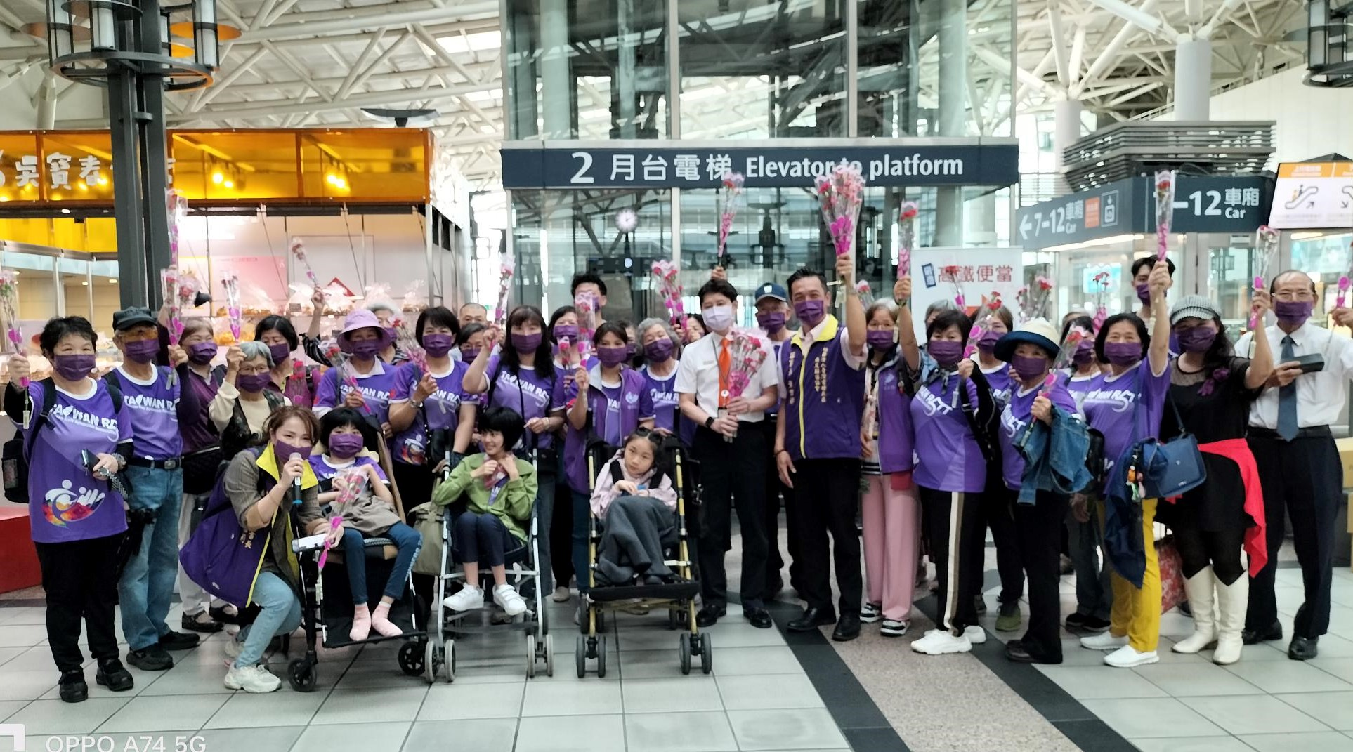 雷特氏症病友高鐵左營站歡慶母親節 搭高鐵圓夢出遊