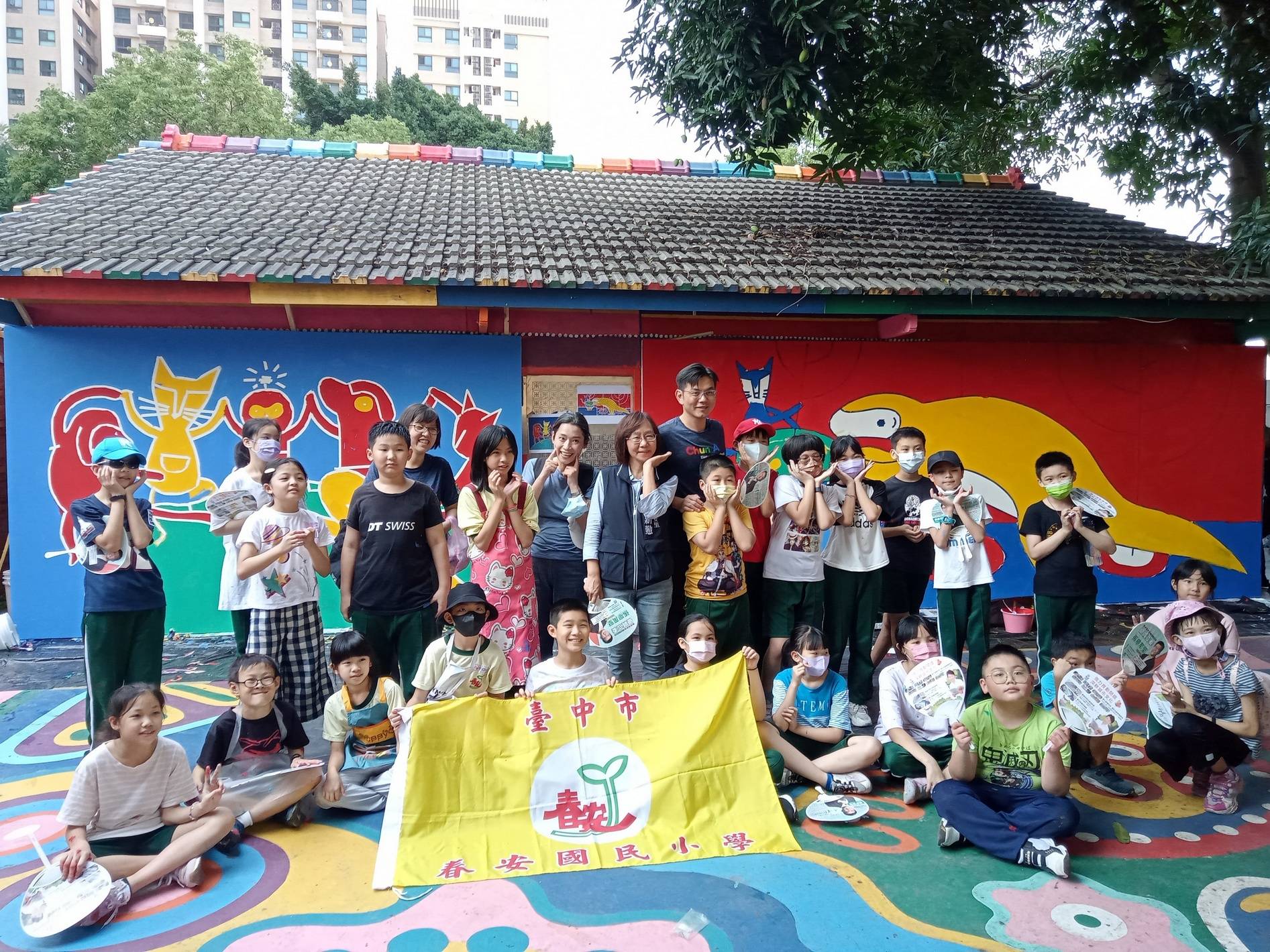 彩虹村重新開放 台中市府結合在地居民畫作共創繽紛世界