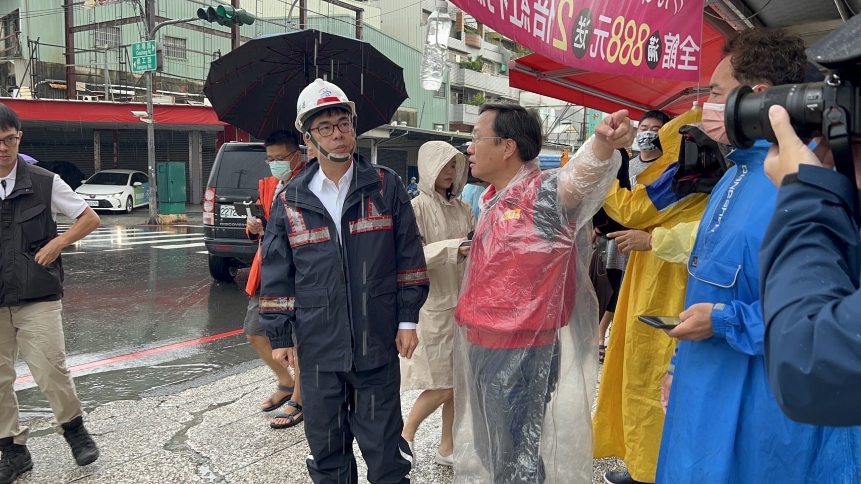 高雄大雷雨炸出災情 陳其邁趕現場視察路況