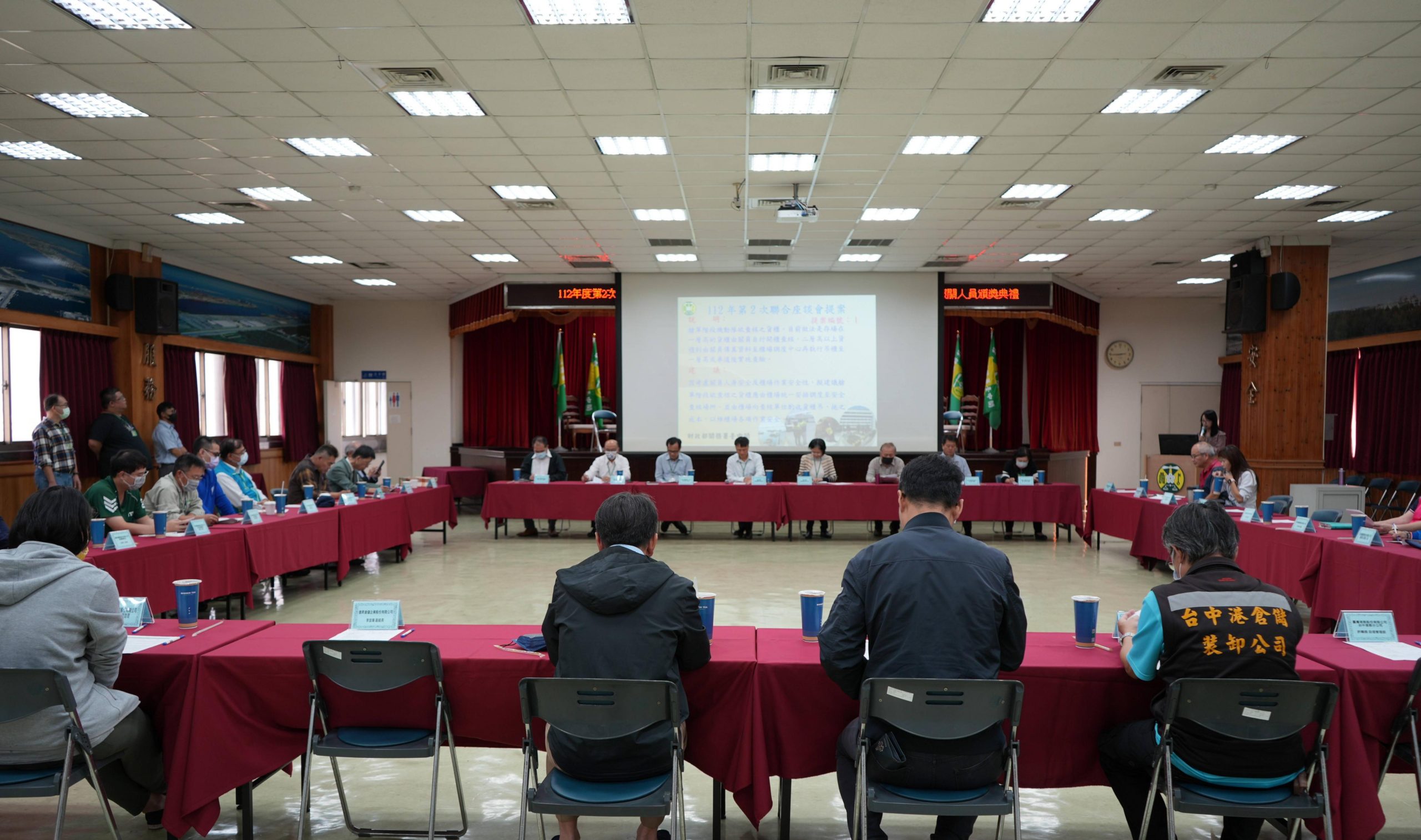 臺中關舉辦業者聯合座談會 112年優良人員頒獎