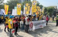 總工會勞動權益訴求大遊行 行政院南服中心郭培榮接下陳情書