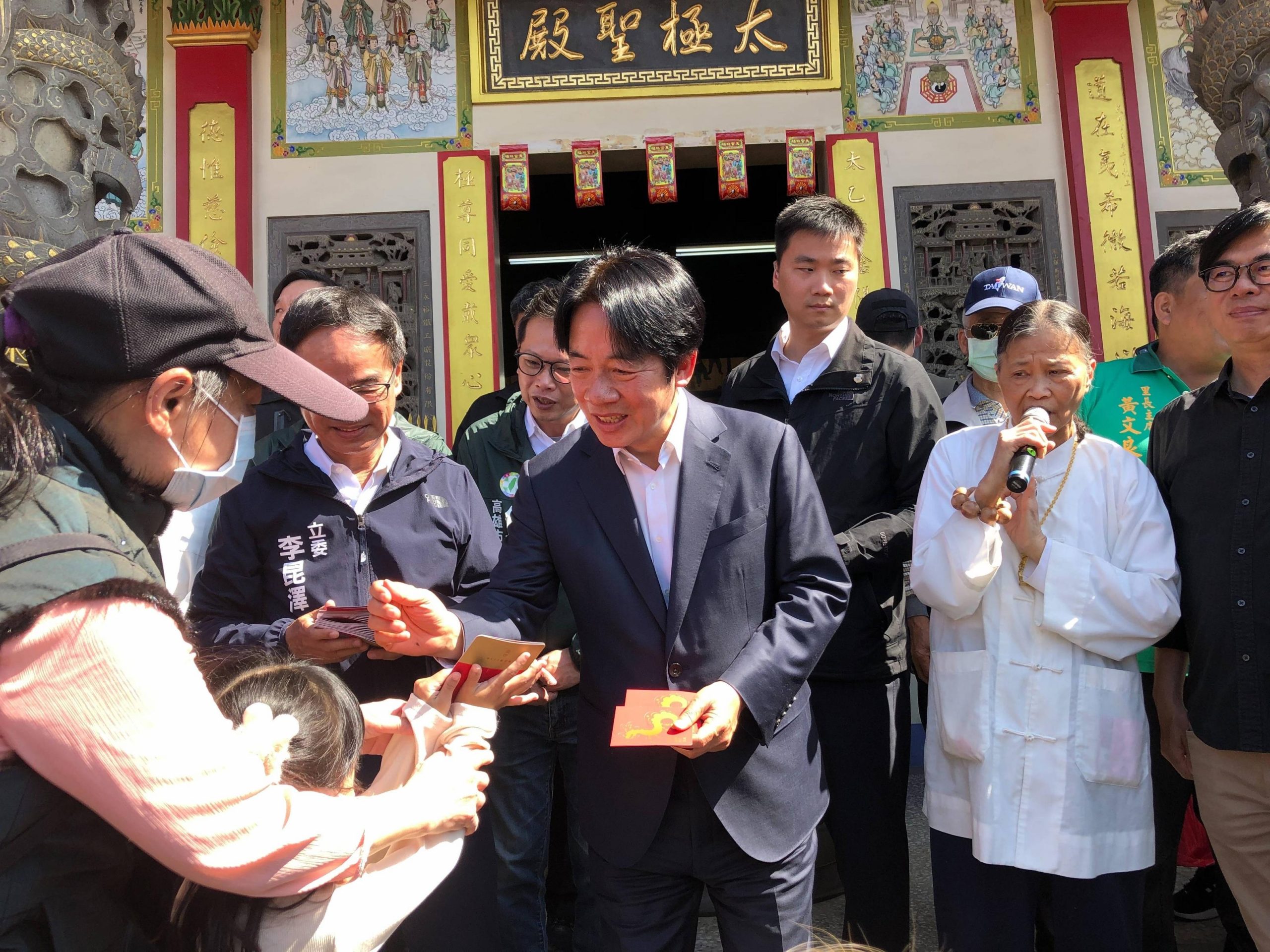 賴清德到高雄道德院參香發福袋 讚佩翁太明住持花十餘億元濟貧