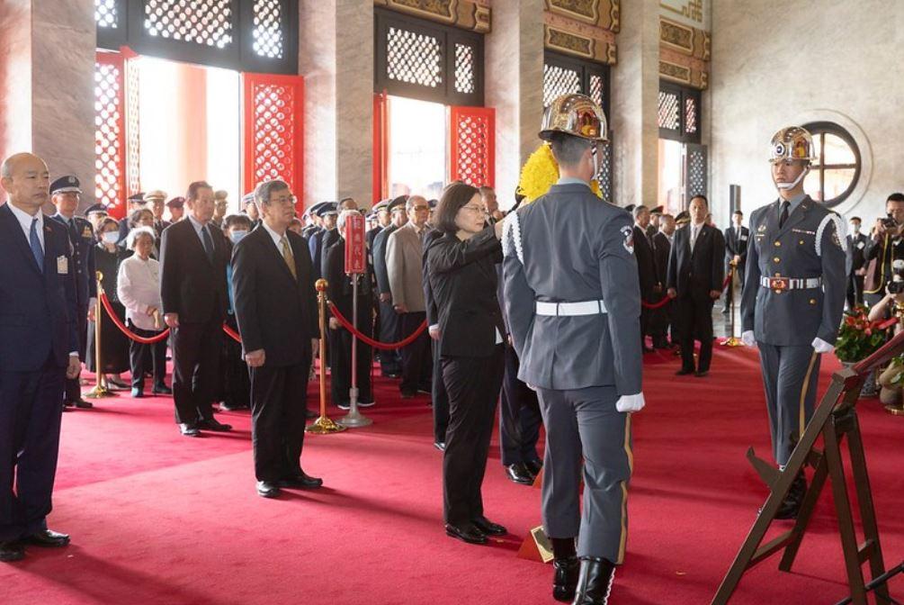 蔡蔡英文總統赴忠烈祠致祭 慰問遺族代表