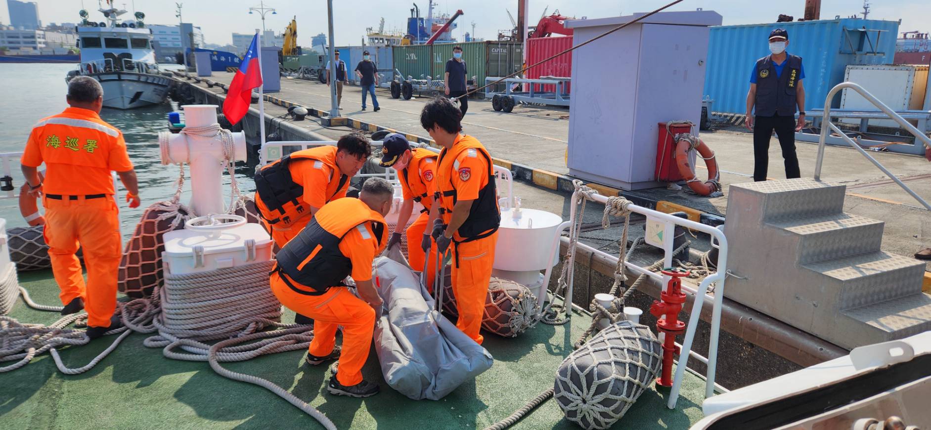 左營軍港海域發現二具大體 高雄海巡協助打撈送返