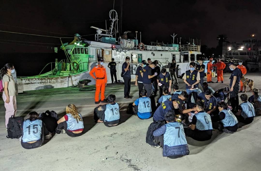 越南偷渡淘金夢碎 高雄查緝隊海上攔截一舉緝獲